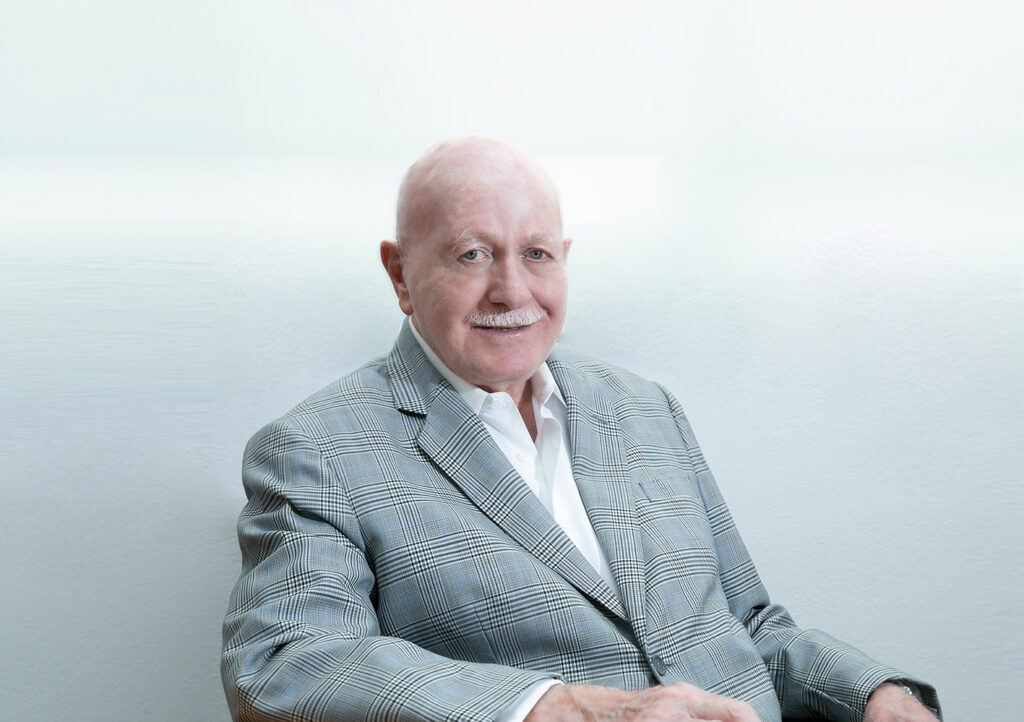Manuel Mondragon color centro
