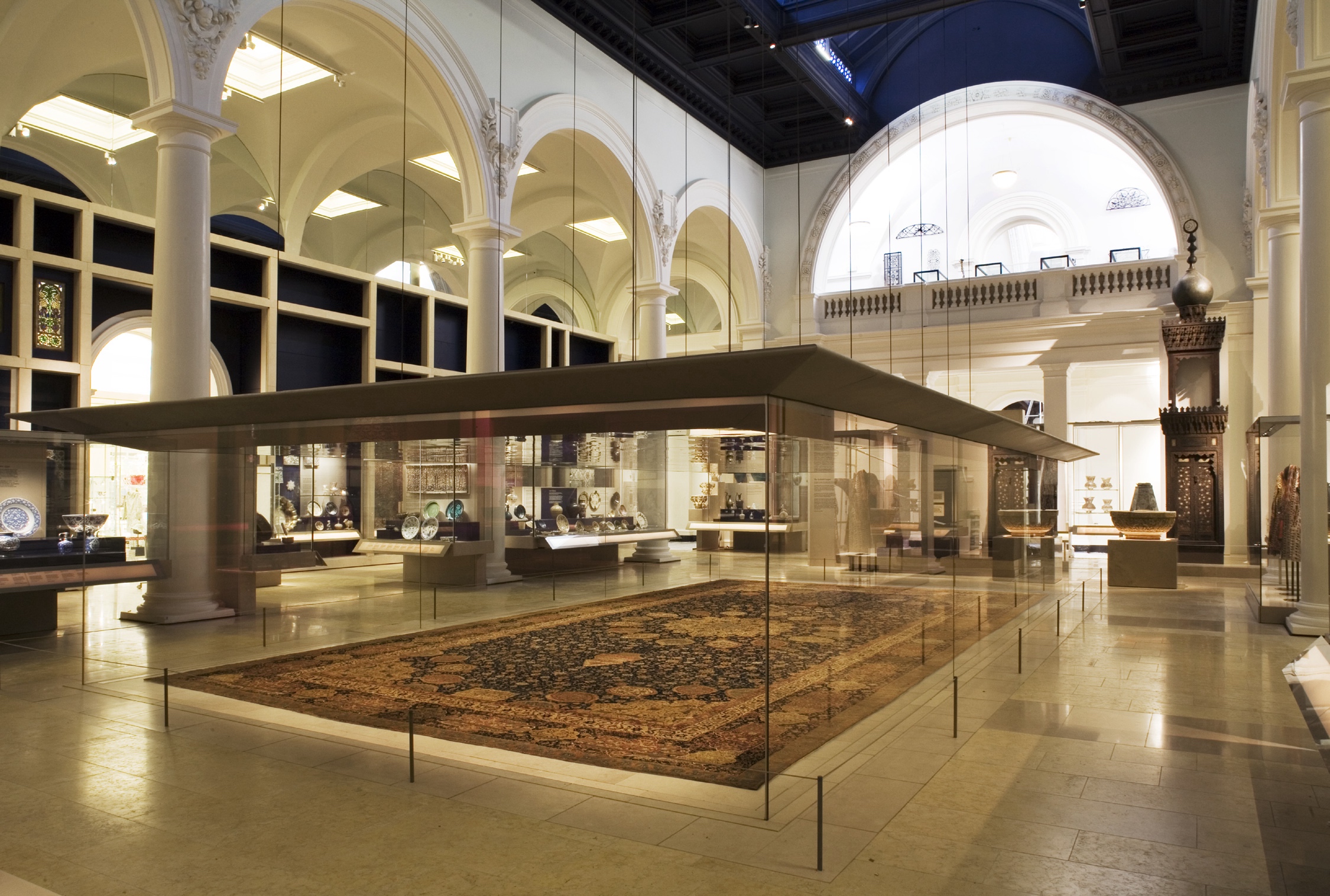 Jameel Gallery looking south towards the Ardabil carpet and the minbar of Sultan Qa'itbay, made for a mosque in Cairo La alfombra de Ardabil en la Galería Jameel de Arte Islámico.