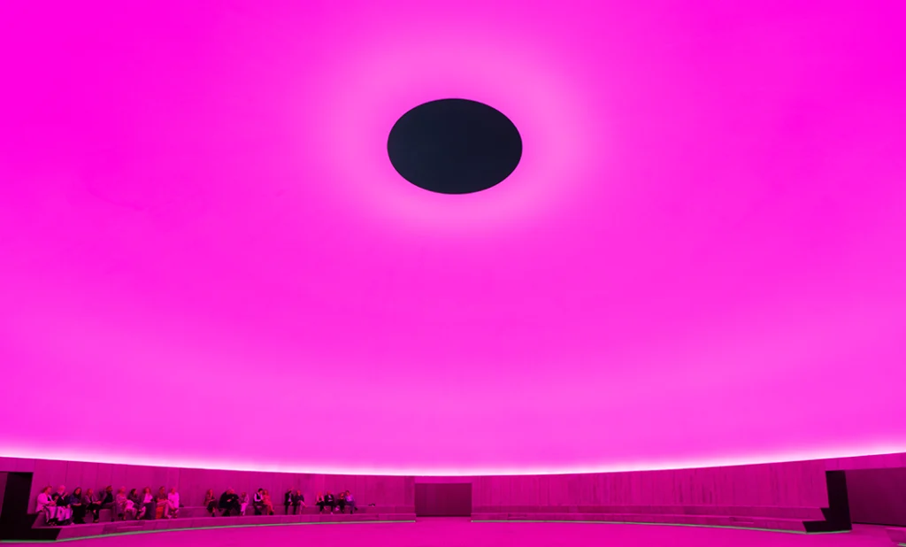 James Turrell - As Seen Below - The Dome, a Skyspace by James Turrell. Foto_ Mads Smidstrup © ARoS, 2025. Taget i forbindelse med James Turrells besøg i As Seen Below i juni 2025_4 James Turrell, As Seen Below. The Dome, a Skyspace by James Turrell. Fotografía de Mads Smidstrup © ARoS, 2025. Fotografía tomada durante la visita de James Turrell en junio de 2025.