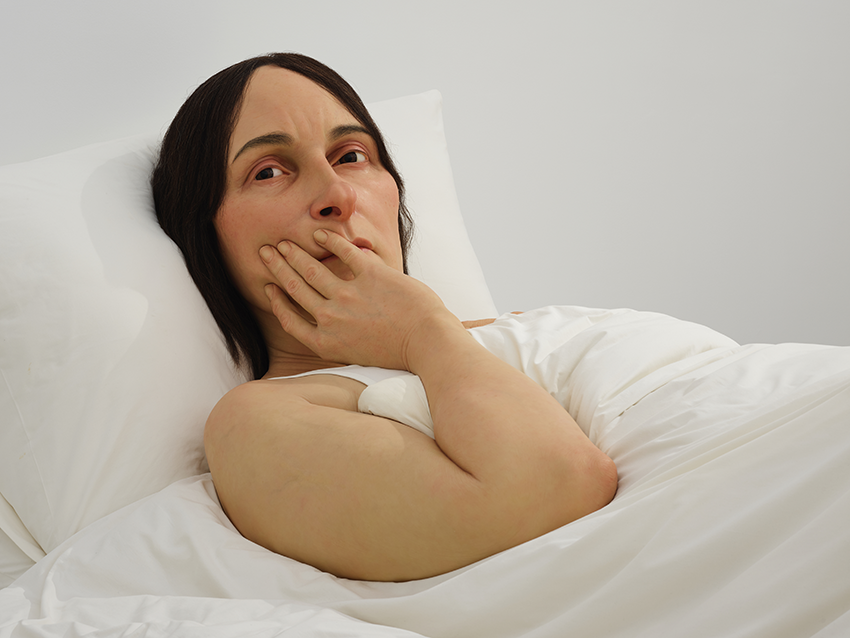 RM_06_In_Bed_350dpi Ron Mueck, In Bed (En cama), 2005. Vista de instalación de Ron Mueck, National Museum of Modern and Contemporary Art, Seoul, 2025.